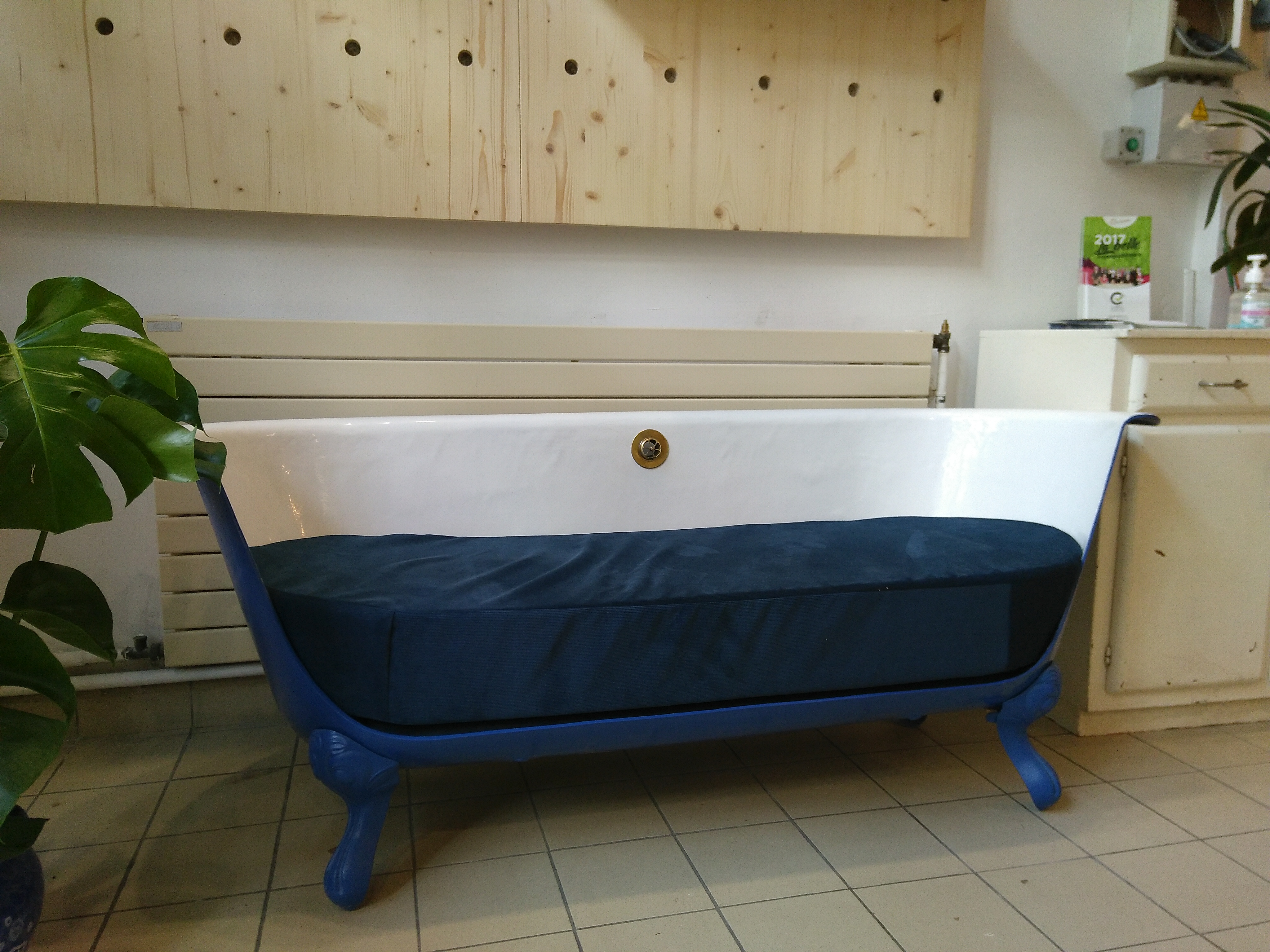 Fauteuil baignoire dans l'agora (Le Grand Bain, Nantes)